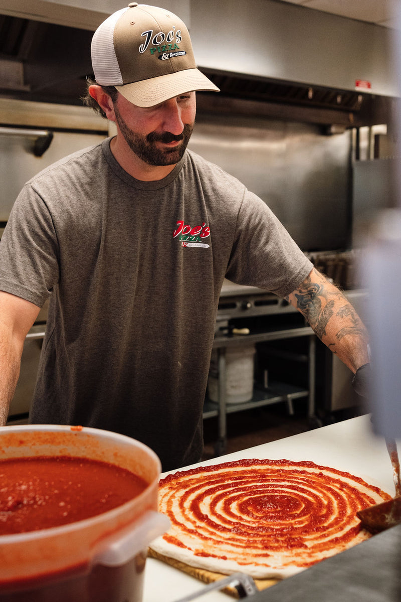making a pizza at Joe's Pizza